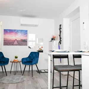 Blue With Free Parking Apartment